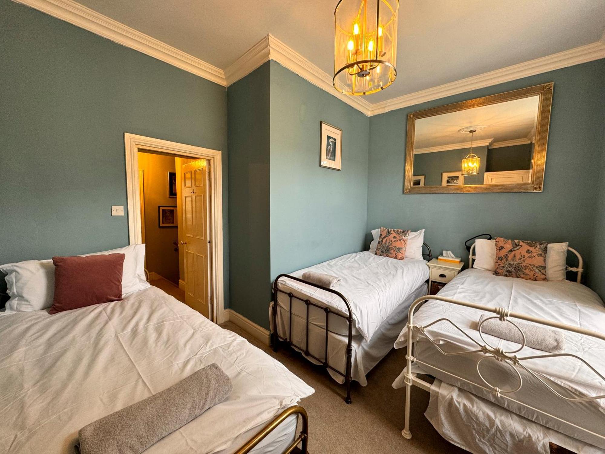The Pickwick House 2 Bedroom Free Parking Bath Exteriör bild